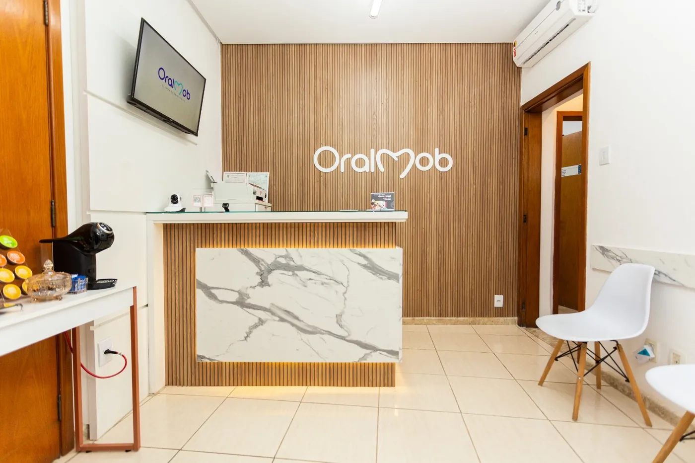 Recepção da Oralmob Odontologia, com o logo da clínica em destaque